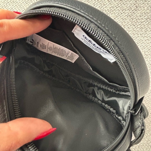BNWT Adidas Originals Classic Round Crossbody Bag - Black - Picture 14 of 15